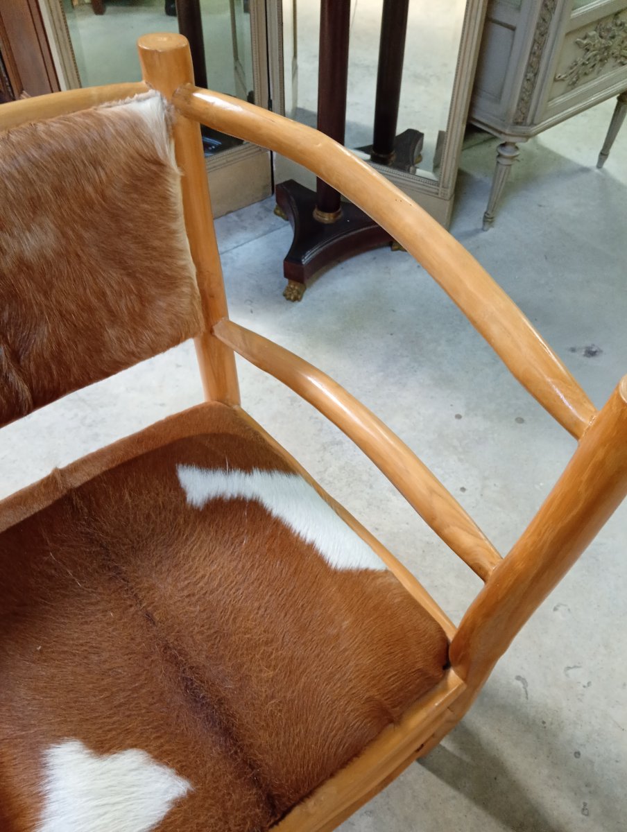 Fauteuil rustique en bois clair et peau de vache – Travail seconde moitié  XXeme -photo-2