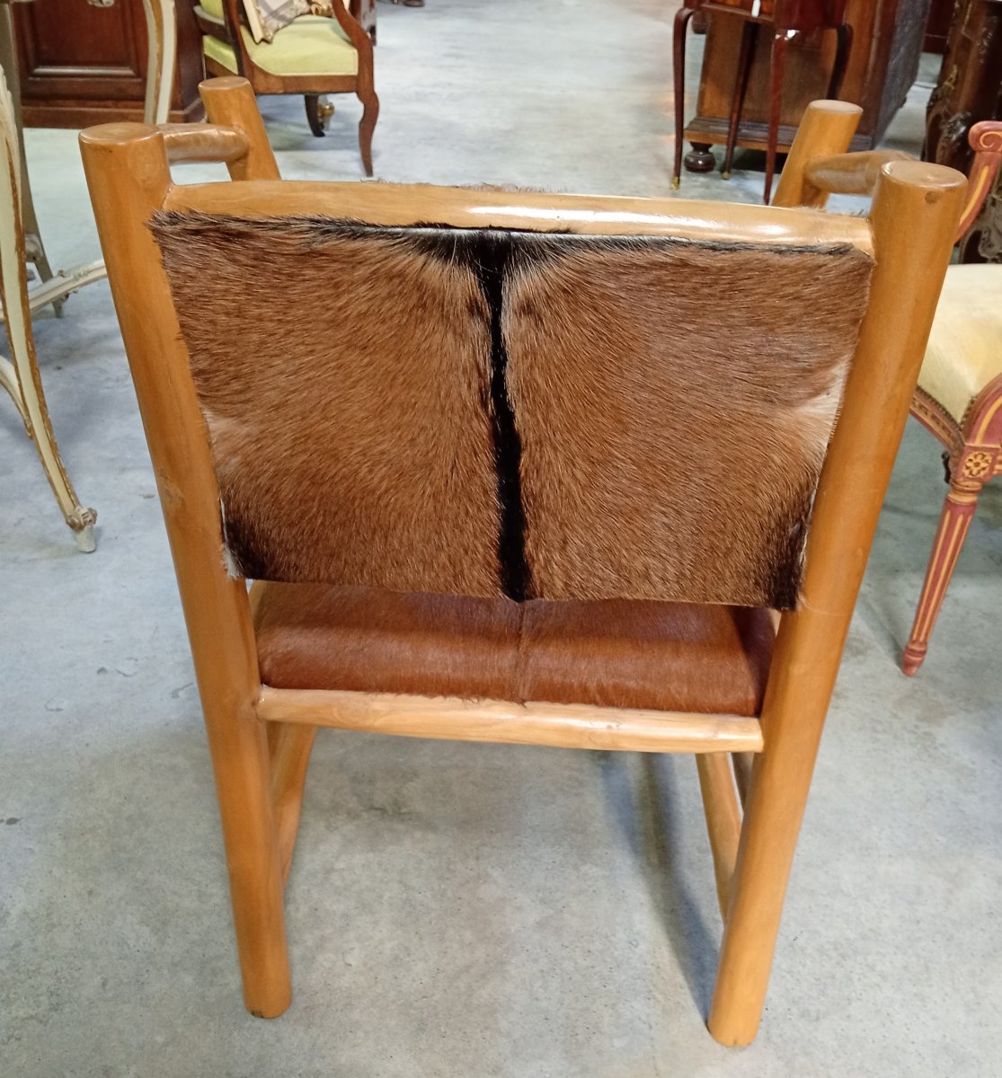 Fauteuil rustique en bois clair et peau de vache – Travail seconde moitié  XXeme -photo-4