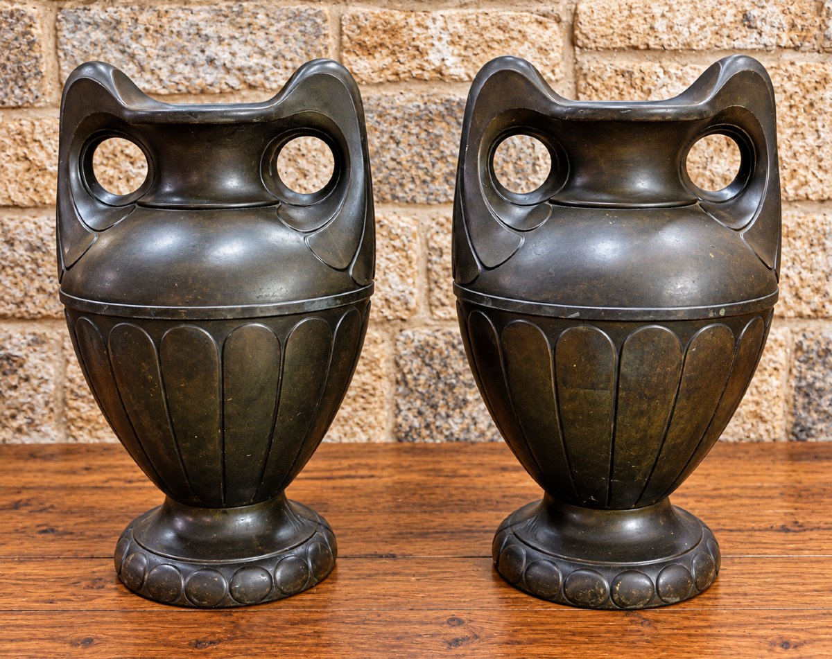 Paire de vases en terre cuite patinée – Style Art Nouveau – Vers 1900 