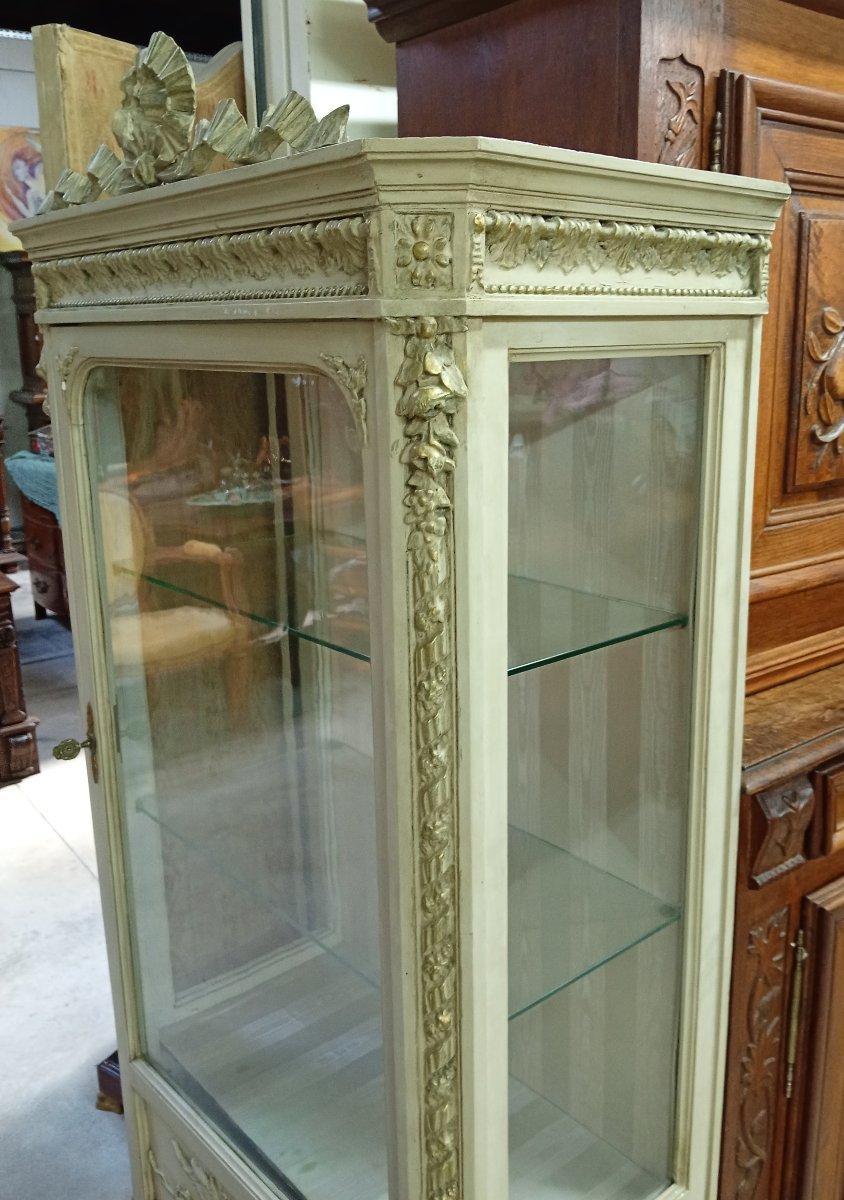 Vitrine de style Louis XVI en bois peint et doré – décor de rubans et trophées-photo-2