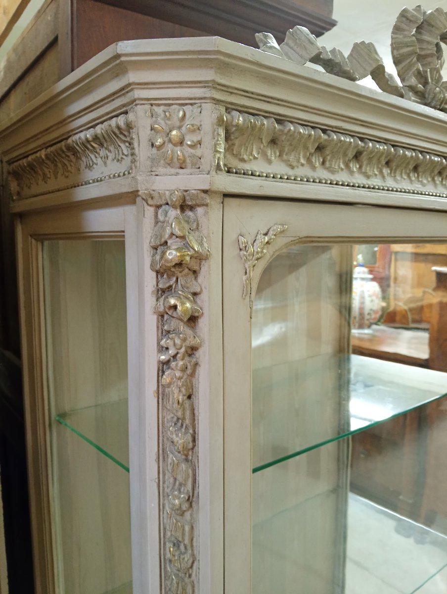 Vitrine de style Louis XVI en bois peint et doré – décor de rubans et trophées-photo-4