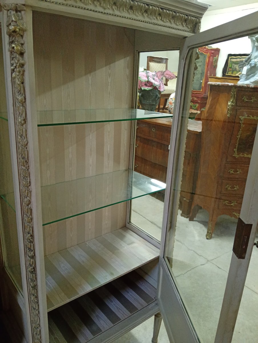 Vitrine de style Louis XVI en bois peint et doré – décor de rubans et trophées-photo-1