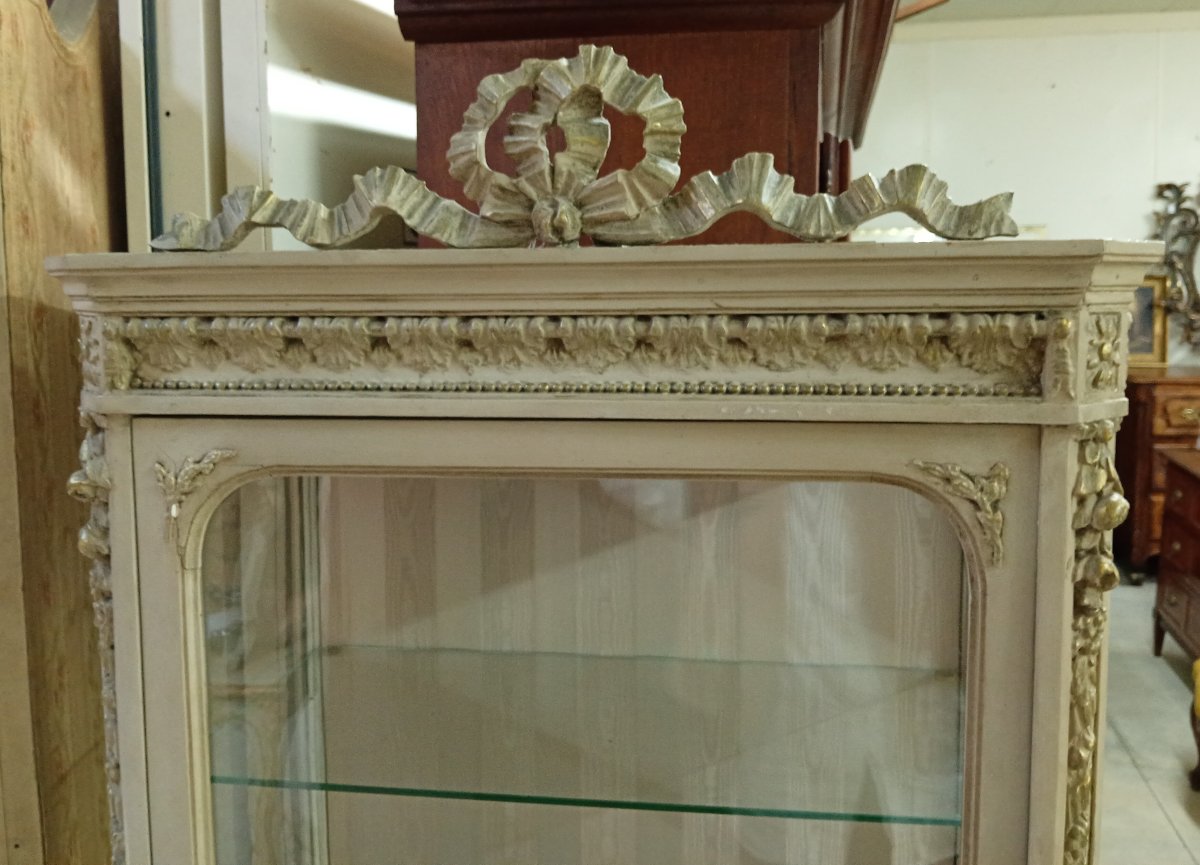 Vitrine de style Louis XVI en bois peint et doré – décor de rubans et trophées-photo-2