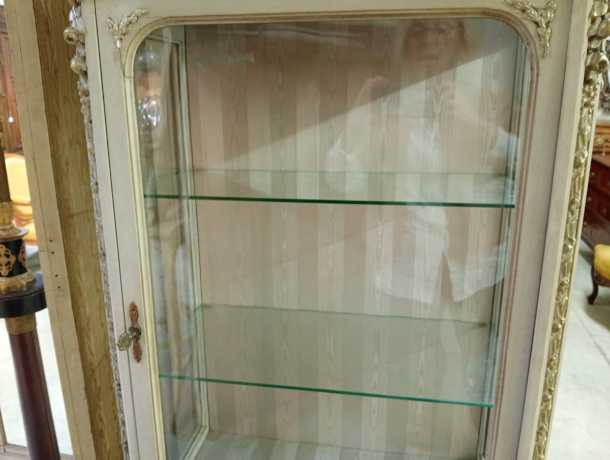 Vitrine de style Louis XVI en bois peint et doré – décor de rubans et trophées-photo-3