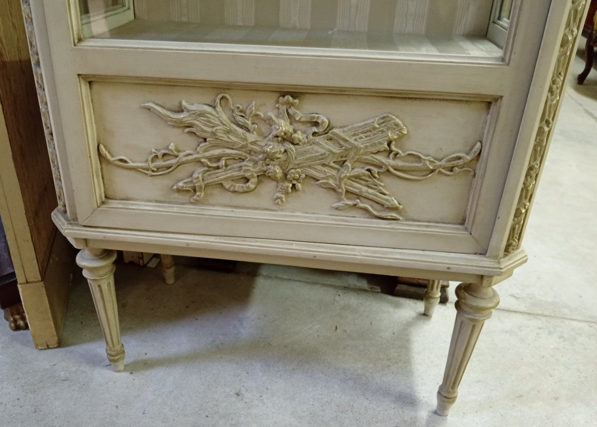 Vitrine de style Louis XVI en bois peint et doré – décor de rubans et trophées-photo-4