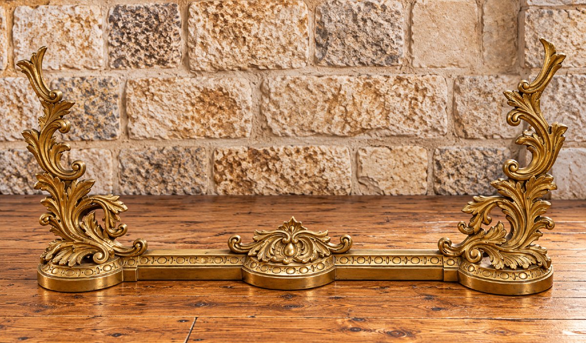 Devant de cheminée en bronze doré – Décor de rinceaux et feuilles d’acanthe – Style Louis XV