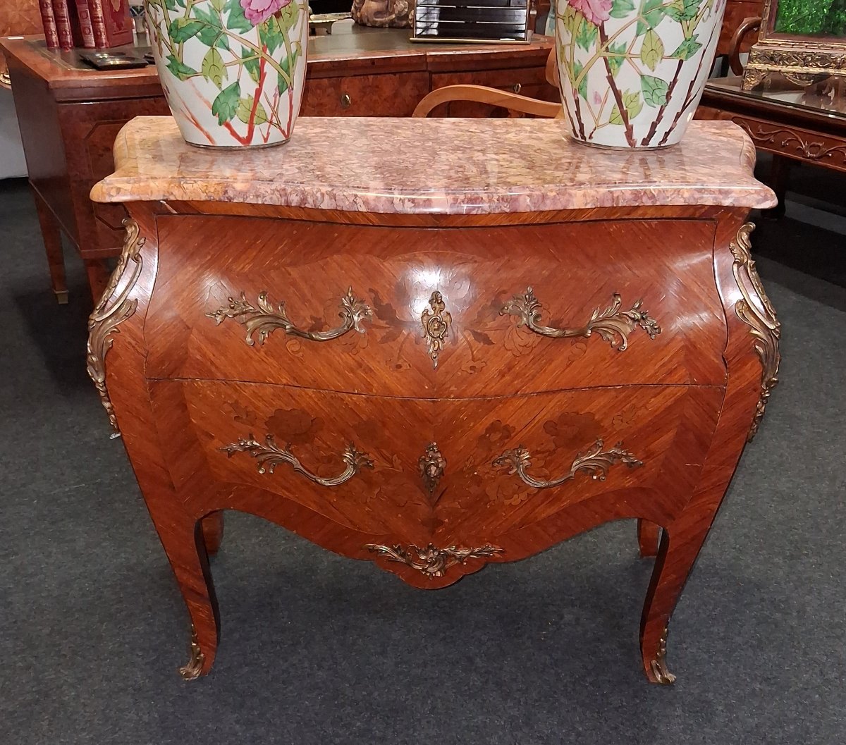 Commode galbée de style Louis XV en marqueterie – Dessus de marbre – Ornements de bronze -photo-2