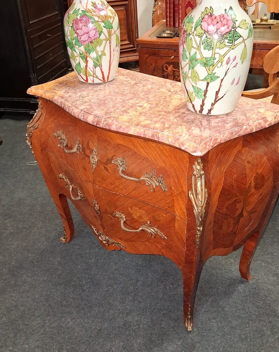 Commode galbée de style Louis XV en marqueterie – Dessus de marbre – Ornements de bronze -photo-3