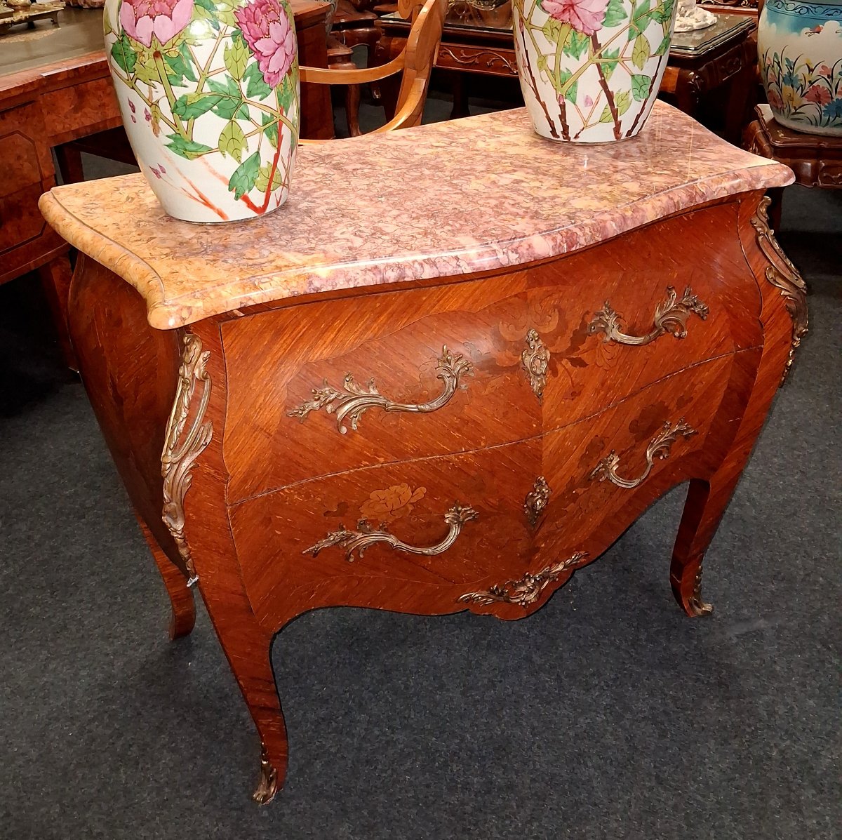 Commode galbée de style Louis XV en marqueterie – Dessus de marbre – Ornements de bronze -photo-4