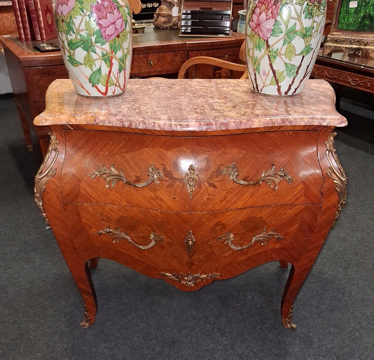 Commode galbée de style Louis XV en marqueterie – Dessus de marbre – Ornements de bronze -photo-1
