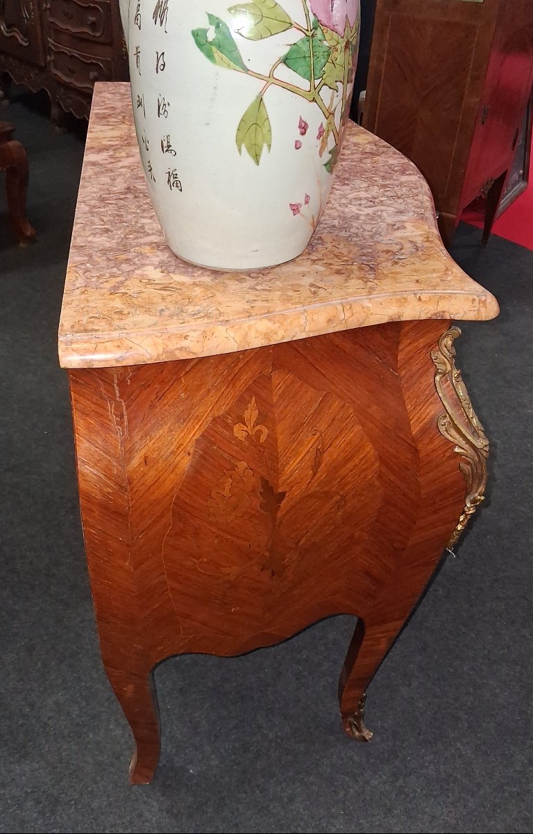 Commode galbée de style Louis XV en marqueterie – Dessus de marbre – Ornements de bronze -photo-2