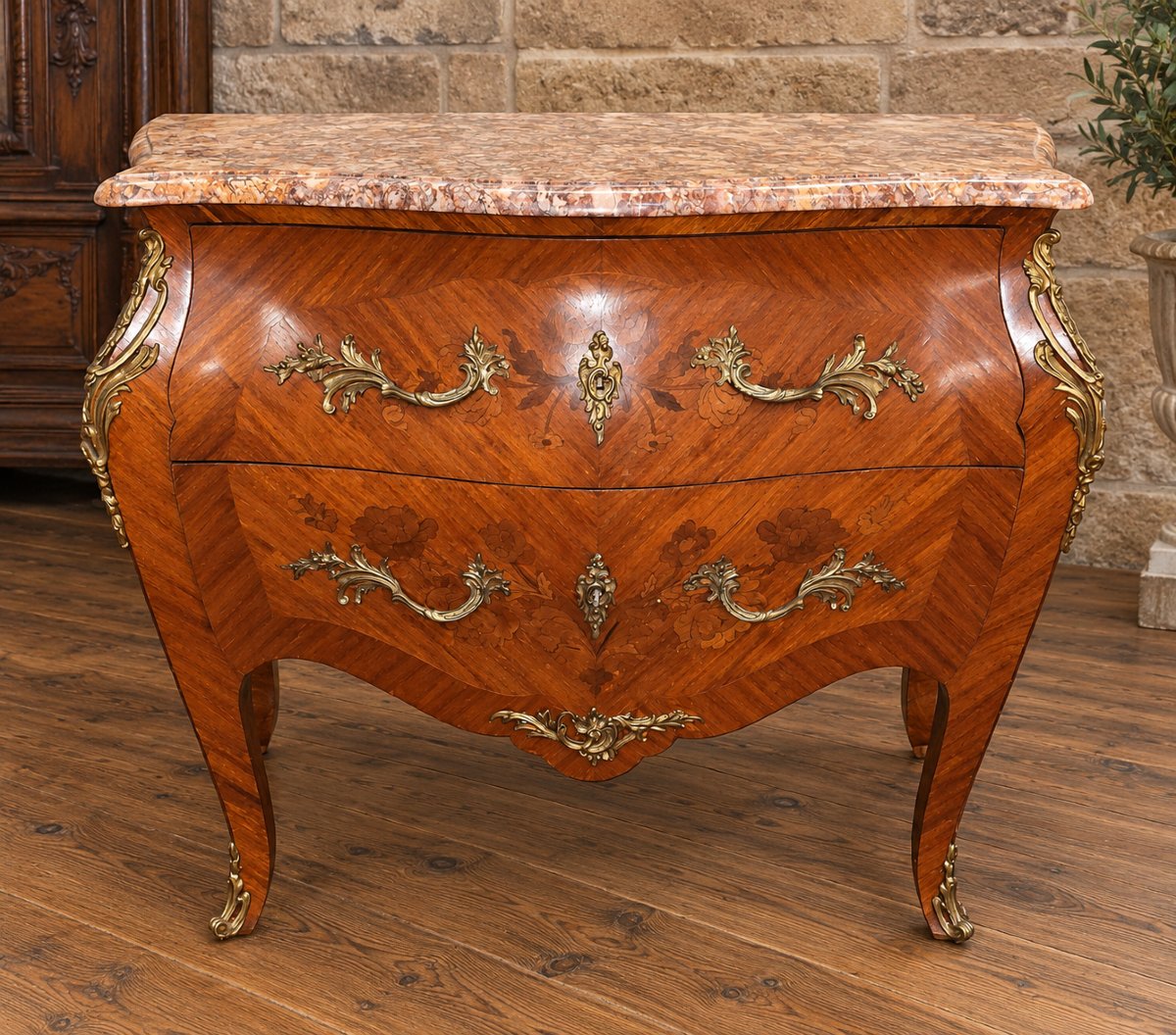 Commode galbée de style Louis XV en marqueterie – Dessus de marbre – Ornements de bronze 