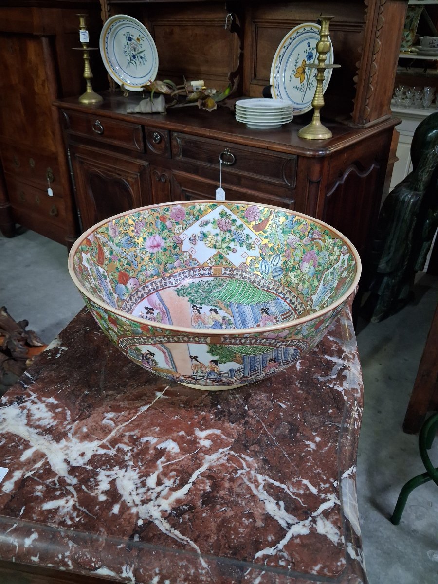 Large Chinese Porcelain Bowl – Famille Rose Design, Gold Background – 20th Century –-photo-2