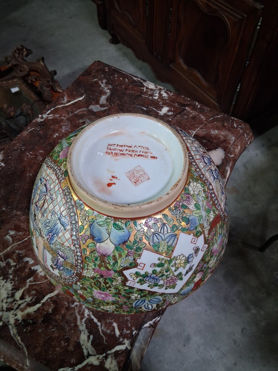 Large Chinese Porcelain Bowl – Famille Rose Design, Gold Background – 20th Century –-photo-4