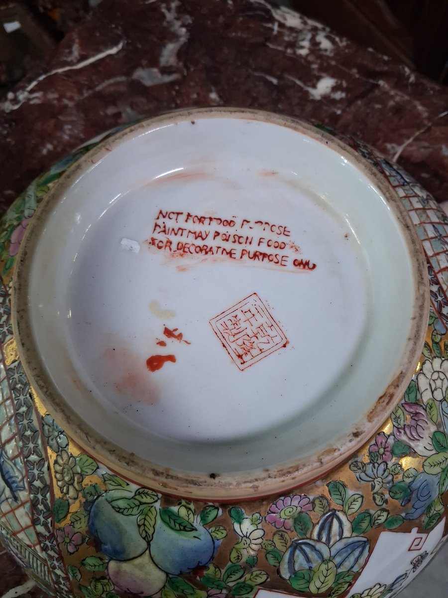 Large Chinese Porcelain Bowl – Famille Rose Design, Gold Background – 20th Century –-photo-1