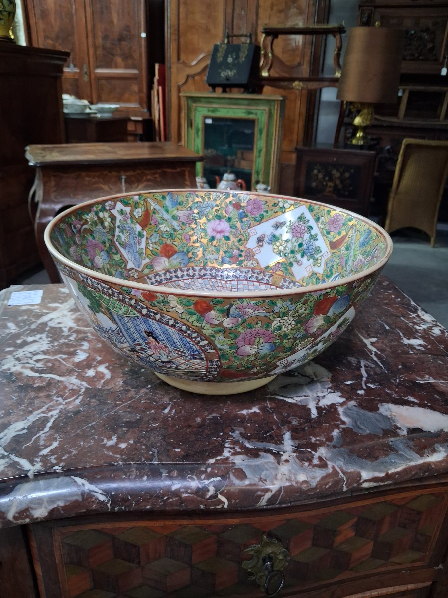 Large Chinese Porcelain Bowl – Famille Rose Design, Gold Background – 20th Century –-photo-3