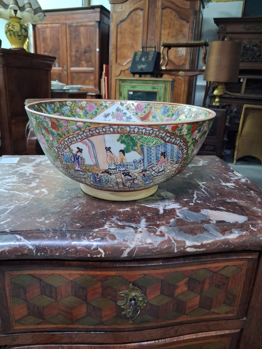 Large Chinese Porcelain Bowl – Famille Rose Design, Gold Background – 20th Century –-photo-4