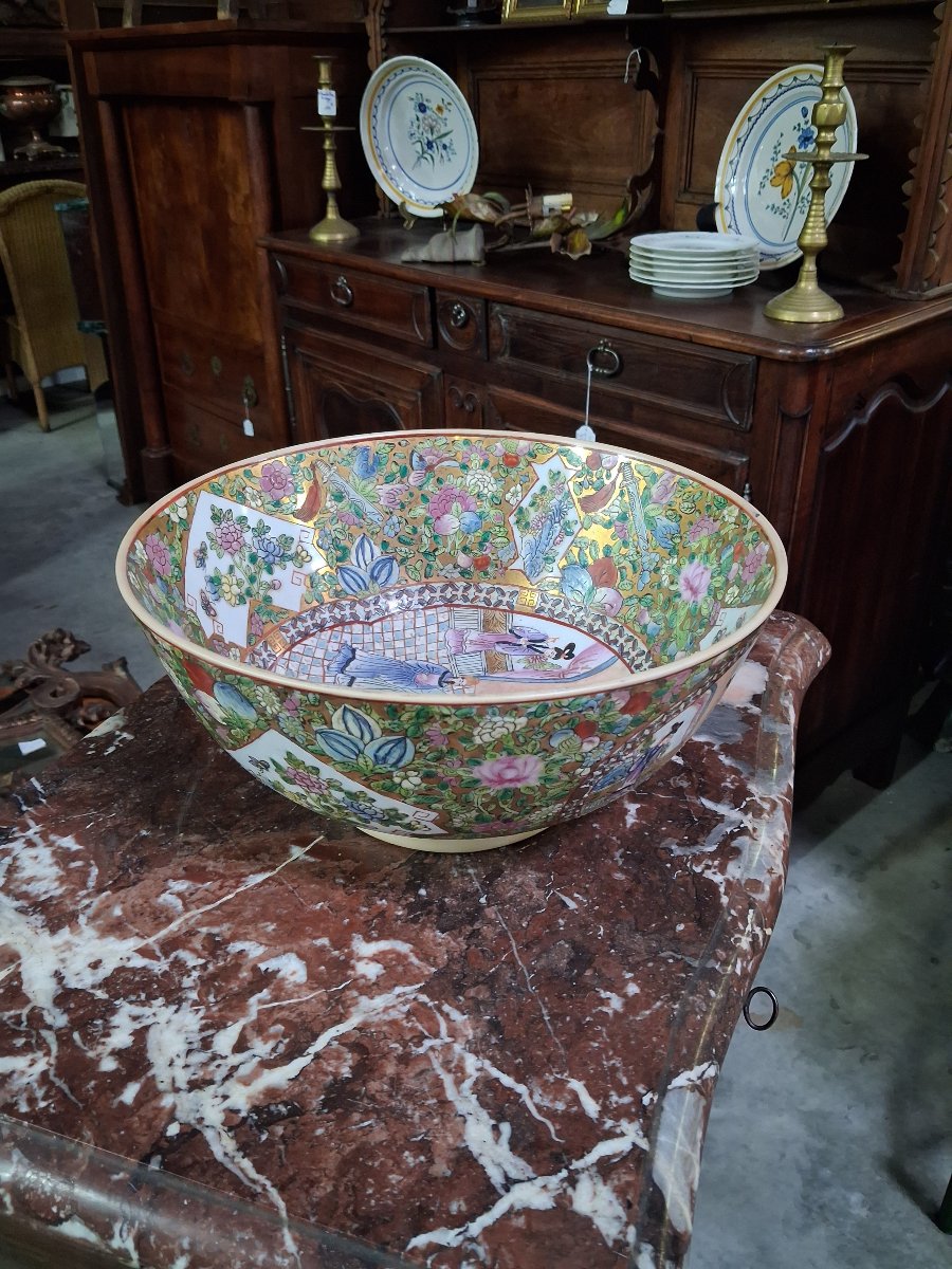 Large Chinese Porcelain Bowl – Famille Rose Design, Gold Background – 20th Century –-photo-5