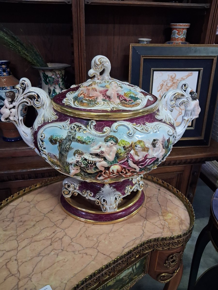 Importante soupière couverte en porcelaine de Capodimonte – Décor de putti en relief – 52 cm -photo-3