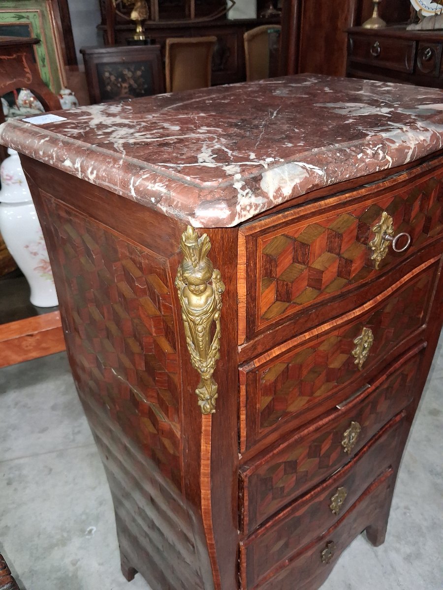 Chiffonnier époque Louis XV – Marqueterie de cubes – Galbé – Dessus marbre -photo-1