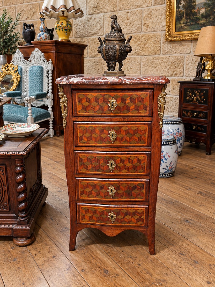 Chiffonnier époque Louis XV – Marqueterie de cubes – Galbé – Dessus marbre 