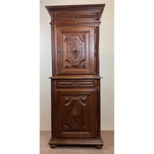 Homme Debout / Cabinet Bourguignon De Style Louis XIII En Bois Massif