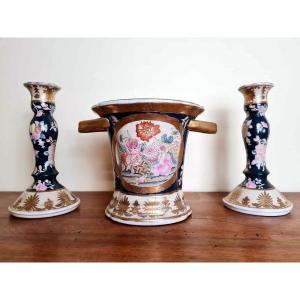 Triptyque Japonisant Comprenant 1 Cache Pot Et Ses 2 Bougeoirs En Porcelaine