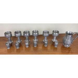 Série De Calices, Verres Et Verseuse Vintage Style Médiéval En étain