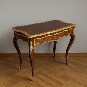 Bureau galbé style Louis XV en marqueterie 