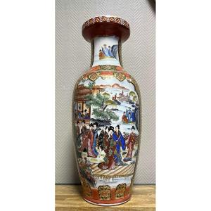 Asie XXeme: grand vase en porcelaine à décors de scènes animées / 63cm de haut