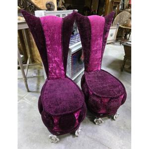 Bretz : Importante paire de fauteuils en velours violine