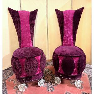 Bretz : Importante paire de fauteuils en velours violine