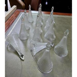 série de 16 flutes a Champagne en verre moulé