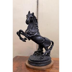 D'après Charles Menne (1854-1940) grande sculpture d'un cheval cambré en fonte