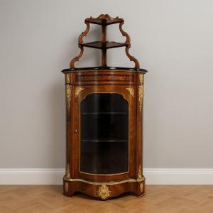 Encoignure galbée style Louis XIV en bois de rose et marquéterie