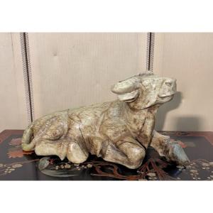 Asie vers 1900 : Très importante vache sacrée en pierre dure / 65 cm