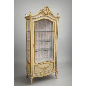 vitrine de style Louis XV / Rococo, en bois peint dans des tons crème et doré