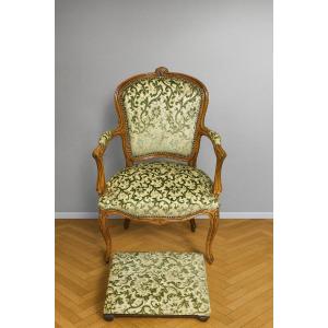fauteuil de style Louis XV, accompagné de son repose-pieds assorti
