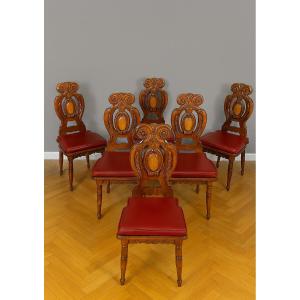 Série de 6 chaises style Renaissance Italienne en noyer massif, finement sculptées 