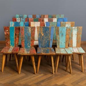 Série de douze chaises réalisées en bois de bateaux recyclés, chaque modèle étant unique