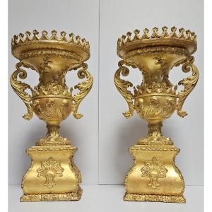 Rare paire de vases en bois sculpté et doré, au style raffiné inspiré de l'Empire