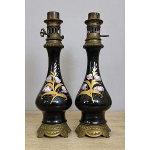 Paire de lampes d’époque Napoléon III , avec des fûts en porcelaine noire émaillée 