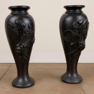 paire de vases en Bronze à patine noire