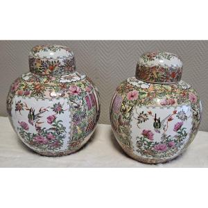 Asie XXe :paire de pots couverts en porcelaine, richement décorés selon la palette Famille Rose