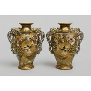 Importante paire de vases japonais en céramique Satsuma, richement décorés à la main