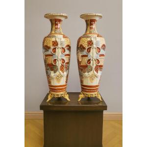 Trés Importante paire de vases Japonais en céramique, montés sur piétement en bronze