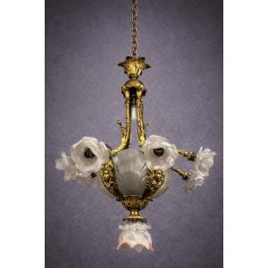 Rare et important lustre en bronze doré aux coquilles et aux roses