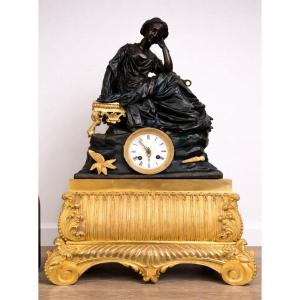 A Very Important Empire Clock, Composed Of A Sculpted Group In Patinated Brown And Gilt Bronze.