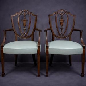 Paire de fauteuils en bois sculpté – Style néoclassique / début XIXe  