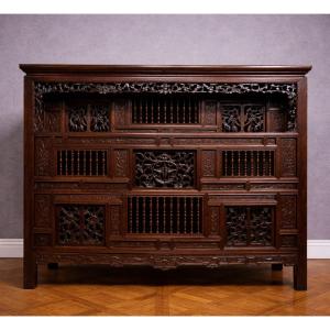 Asie XIXeme : cabinet ancien sculpté en acajou (Art Chinois ou Indochinois) 